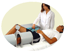 paciente acostado recibiendo tratamiento de magnetoterapia en una habitación con equipo medico