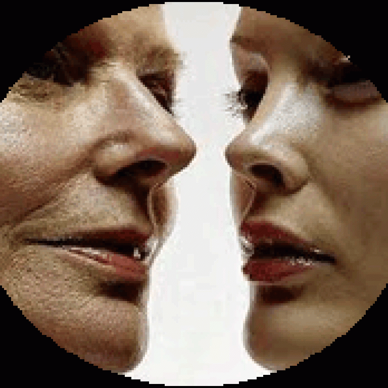 Dos mujeres de frente una con piel con arrugas y otra con la piel sana